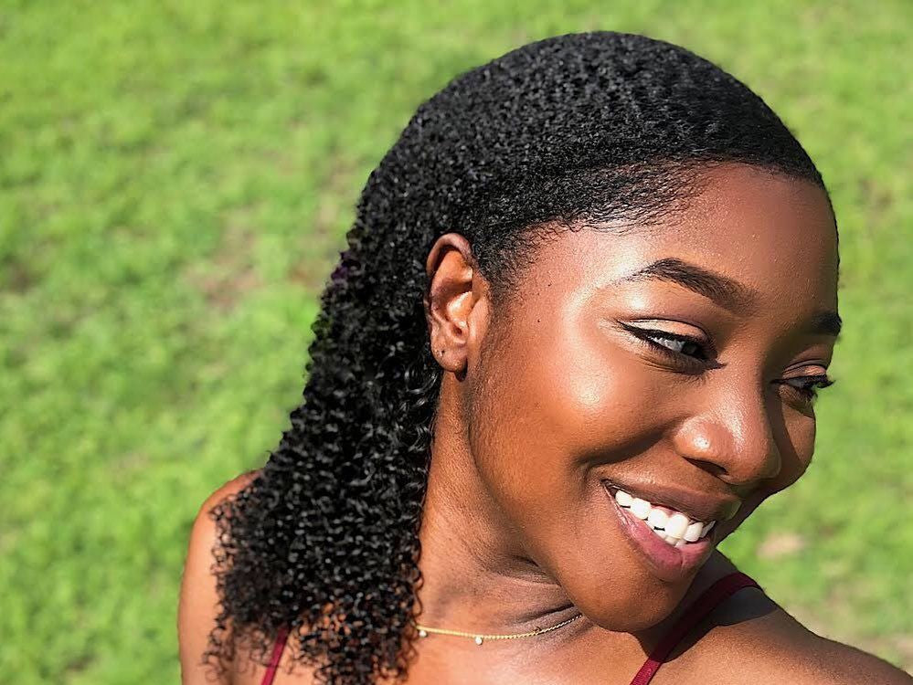 Comment obtenir un look mouillé pour des cheveux naturels