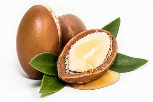Comment utiliser l'huile d'argan pour les cheveux naturels et ses avantages 