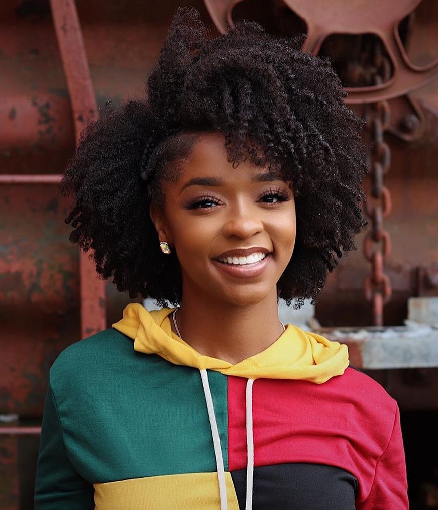 5 façons de lisser les cheveux naturels sans chaleur