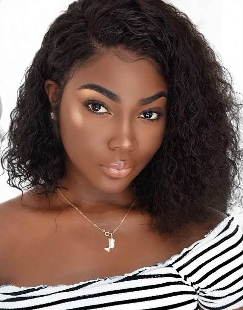 Perruque Lace Front : Qu'est-ce que c'est ? Et comment le porter