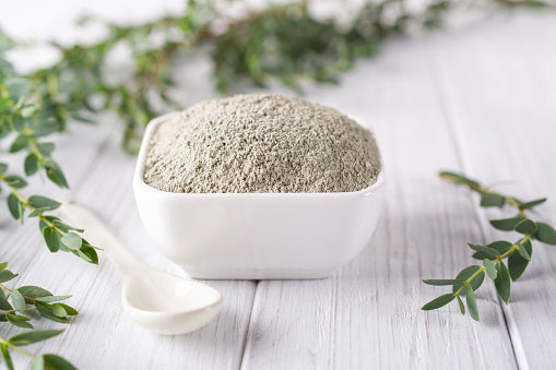 7 façons simples de laver vos cheveux naturels sans shampoing