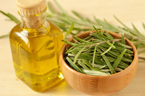 Avantages de l'huile de romarin pour les cheveux naturels