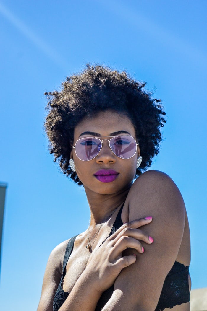 Huile de Jojoba pour cheveux naturels : avantages et comment l'utiliser